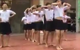 8 nam sinh Hà Nội mặc váy nhảy tại trường học