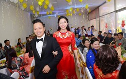 Chú rể đi limousine trong lễ ăn hỏi á hậu Trà My