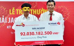 Đeo mặt nạ nhận thưởng giải xổ số 92 tỷ