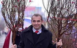 Đại sứ Pháp gói bánh chưng, sắm cành đào chuẩn bị đón Tết Việt