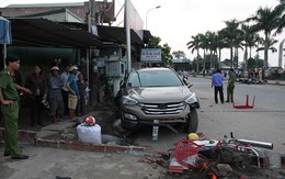 Xe 7 chỗ mất lái, đâm liên tiếp gần 10 xe máy