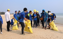 Thanh niên miền Trung đội nắng làm sạch biển