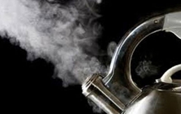 Đổ cả ấm nước sôi lên đầu vợ vì dám đi… làm đẹp