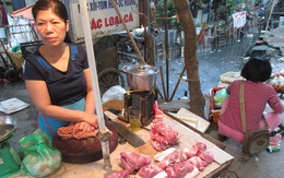 Những hình ảnh đáng sợ về thói "bạ đâu cũng ăn" của người Việt