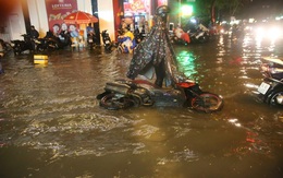 TP.HCM: Đường biến thành "sông", xe máy "chết sặc" sau cơn mưa lớn