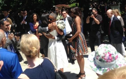 Sợ người khác biết mình khóc, Tổng thống Obama đeo kính đen trong lễ tốt nghiệp của con gái