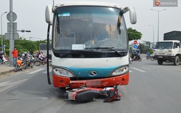 Băng qua ngã tư, thanh niên bị xe khách húc văng xa gần 30 mét, nguy kịch