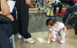 Xôn xao hình ảnh bé 3 tuổi bị bố bắt tự lau nước đổ ra sảnh chờ sân bay