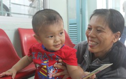 Bé bị đâm xuyên sọ 17 tháng tuổi vẫn chưa biết đi