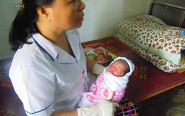 Bé gái sơ sinh bị bỏ rơi trước cổng chùa