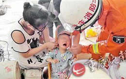 Bé trai 1 tuổi bị kẹt đầu vào xe đẩy, nhân viên cứu hộ chật vật giải cứu