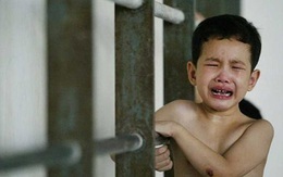Bà mẹ Singapore tàn nhẫn bóp cổ, đẩy ngã con 4 tuổi đến chết vì học kém
