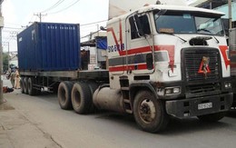 Bé trai gào khóc khi mẹ nằm bất động dưới gầm container