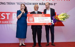 Khách hàng rút thăm trúng tiền tỷ