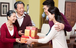 Biếu Tết nhà ngoại gấp đôi nhà nội có sao đâu