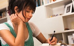 Choáng váng nhìn chồng cầm 50 triệu biếu mẹ chồng tiêu Tết
