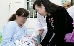Bộ trưởng Bộ Y tế chúc mừng gia đình em bé đầu tiên chào đời nhờ mang thai hộ