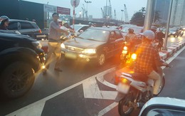 Bức xúc ô tô ngang nhiên đi ngược chiều xuống cầu vượt ở Hà Nội