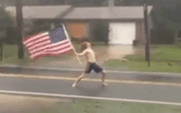 Anh chàng cởi trần, cầm cờ Mỹ nhảy trong bão Matthew