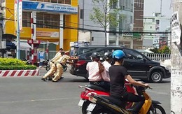 Cảnh sát giao thông đẩy ô tô chết máy giúp dân