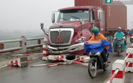 Hai người đi xe máy bị container kéo lê trên cầu Thanh Trì