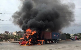 Hải Phòng: Xe container cháy dữ dội trên đường