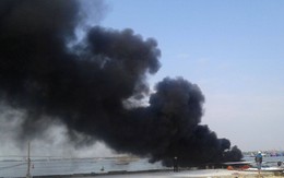 Ca-nô cao tốc bốc cháy dữ dội ở cảng Cửa Đại