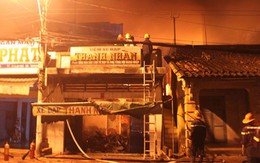 Giải cứu 4 người kẹt trong đám cháy giữa khuya