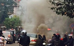 Hà Nội: Ô tô con bốc cháy dữ dội khi đang chạy trên đường
