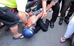 Đang chở con 4 tuổi, người phụ nữ vẫn dũng cảm bắt cướp