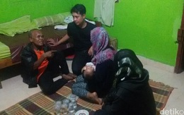 Vợ tự tay chôn cất chồng, một năm sau chồng xuất hiện sừng sững trước cửa