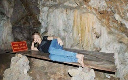 Dân mạng phẫn nộ vì cô gái nằm tạo dáng trong hang Pác Bó