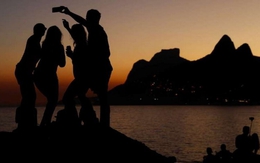 Con mải selfie, cả nhà chết đuối