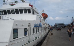 Tàu đang chạy, hành khách lao xuống biển mất tích