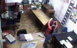 Choáng với hành động lộ liễu của cặp đôi ngay tại tòa nhà chính phủ
