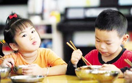Những nguy cơ khó lường từ việc chậm cho trẻ tập ăn cơm