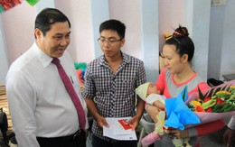 Đà Nẵng: Em bé chào đời, lãnh đạo đến tận nhà trao giấy khai sinh