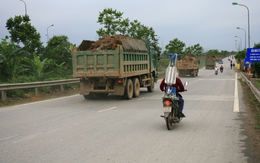 Những “hung thần” mang bụi, đất vào thành phố