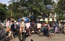 Vì sao Bệnh viện Bạch Mai tạm đóng cửa bãi giữ xe máy?