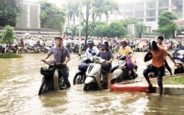 Người Hà Nội chật vật đi làm trong 3 ngày mưa lớn