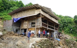 Lào Cai: Rùng mình nhà “neo” vách núi