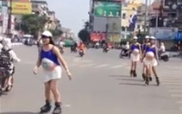 Dàn chân dài bầu giả hở hang gây sốc trên đường Hà Nội
