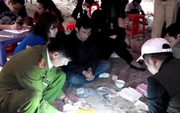 Hai phụ nữ nuôi con nhỏ say mê đỏ đen ở sới bạc “khủng” nhất Quảng Ninh