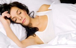 Vì sao nên vừa đắp chăn vừa bật điều hòa khi ngủ?