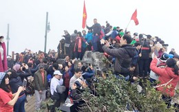 Bức ảnh hàng trăm người chen chân để "check in" trên đỉnh Fansipan gây choáng