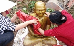 Dọn đầm nuôi tôm, gặp pho tượng lạ màu vàng