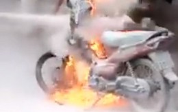 Bị CSGT bắt lỗi vi phạm, người đàn ông mang bật lửa đốt xe