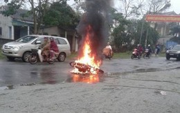 Xe máy đang chạy bốc cháy dữ dội, người phụ nữ thoát chết nhờ hô hoán