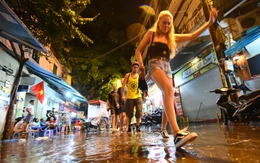 Dân phố cổ Hà Nội bắc ghế đi lại vì mưa ngập