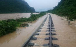 Tuyến đường sắt qua Quảng Bình vẫn tắc nghẽn, hư hỏng nặng vì mưa lũ